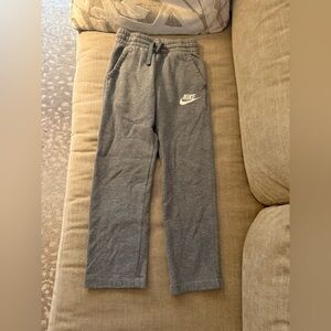 Nike sweatpants. Size small (fits like 8/10) Fleece interior. Side pockets